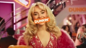 Sabrina Carpenter &#039;sacude&#039; a Dunkin&#039; con su toque pícaro Sabrina Carpenter Dunkin 300x169